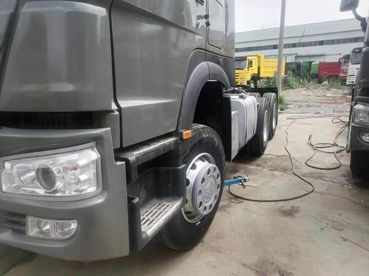 Handgeschakelde transmissie Grijs Sinotruk Zware vrachtwagen 6*4 Trakter Truck Buisloos bandenontwerp