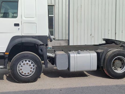 Rechterrijder Sinotruk Traktortruck 6*4 Wit Kleur 6800*2496*2950mm Stoelen ≤5