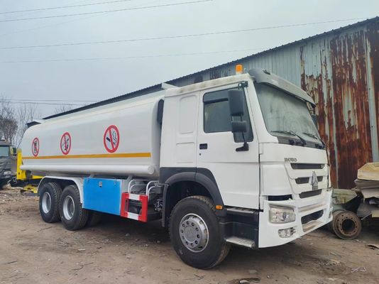 Olieopslagbrandstoftank Truck 6X4 Square Type-300L Brandstoftank Sinotruk 9000kg