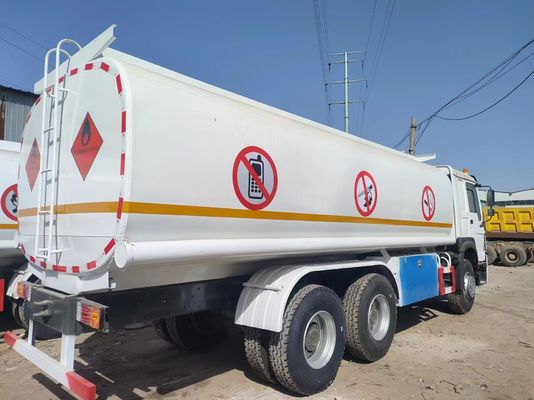 Olieopslagbrandstoftank Truck 6X4 Square Type-300L Brandstoftank Sinotruk 9000kg