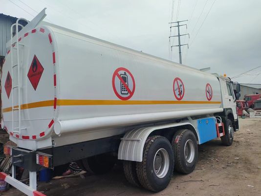 Olieopslagbrandstoftank Truck 6X4 Square Type-300L Brandstoftank Sinotruk 9000kg
