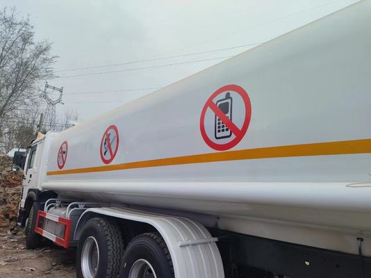 Olieopslagbrandstoftank Truck 6X4 Square Type-300L Brandstoftank Sinotruk 9000kg