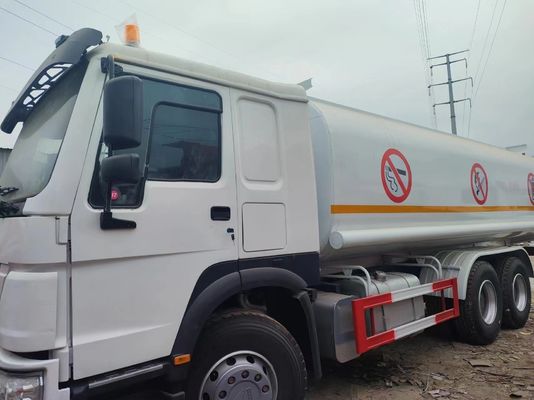Olieopslagbrandstoftank Truck 6X4 Square Type-300L Brandstoftank Sinotruk 9000kg