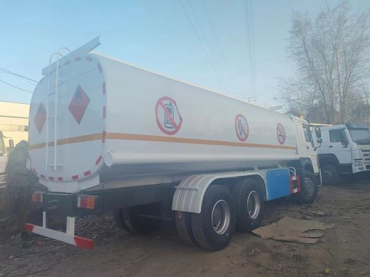 Olieopslagbrandstoftank Truck 6X4 Square Type-300L Brandstoftank Sinotruk 9000kg