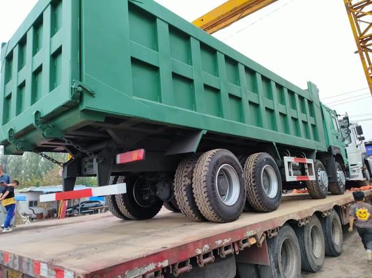 12 banden Sinotruk HOWO 8*4 dumptruck tweedehands vrachtwagen groen met handgeschakelde transmissie