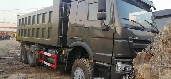 Radialbanden ontwerp Sinotruk HOWO 6*4 Dumptruck voor zwaar vervoer en ≤5 zitplaatsen