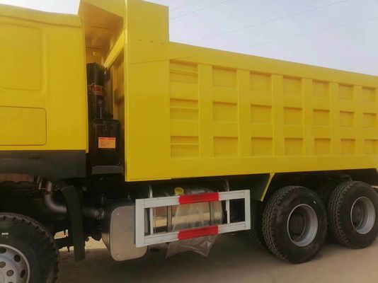 Radialbandenontwerp Sinotruck HOWO 6*4 Geel dumptruck met handgeschakelde transmissie