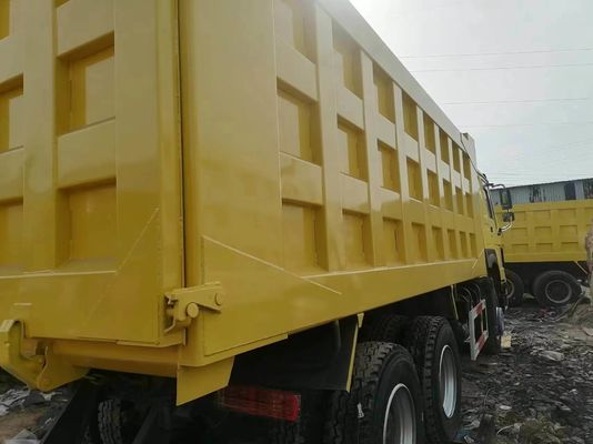 Radialbandenontwerp Sinotruck HOWO 6*4 Geel dumptruck met handgeschakelde transmissie